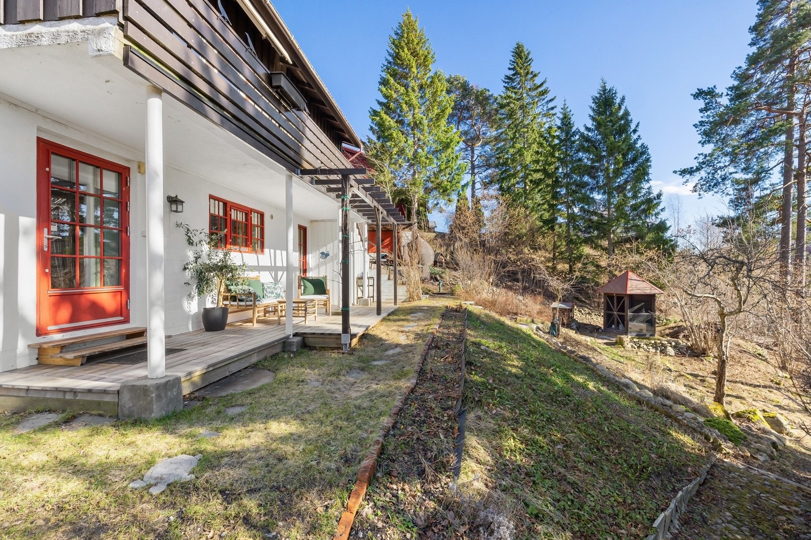 Sydvestvendt terrasse utenfor underetasjen. Terrassen er på 20 kvm og har en liten redskapsbod i enden. Galleribilde