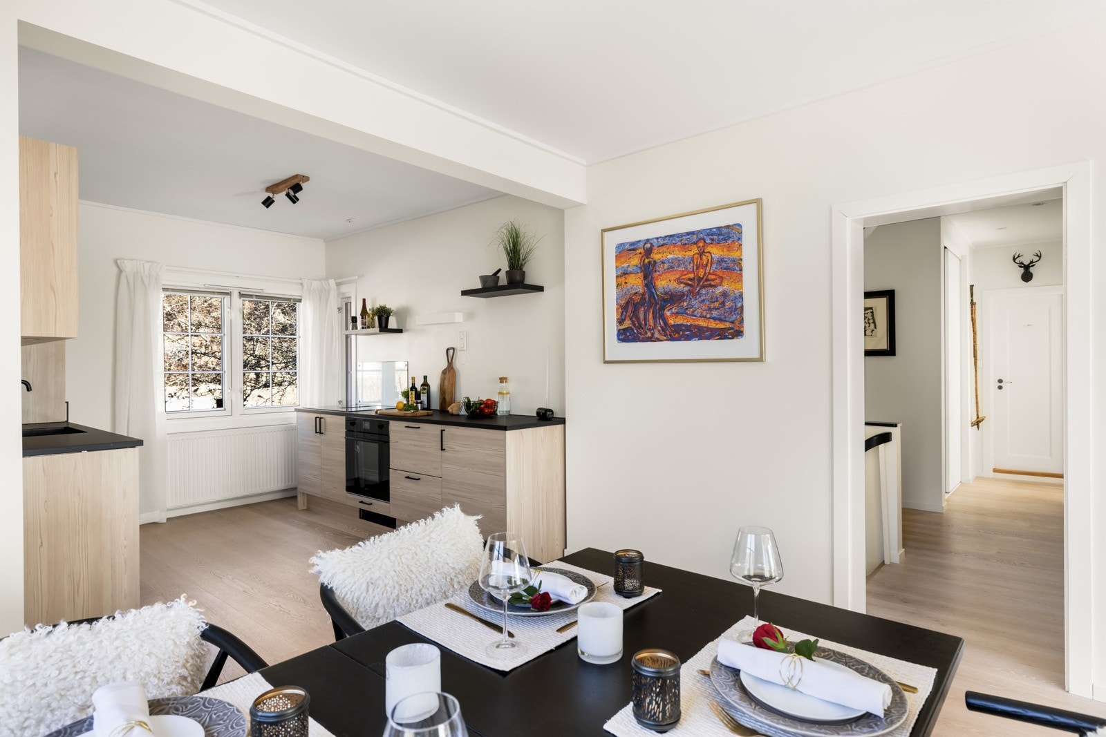 Kjøkken med ny innredning fra Norema (2024). Innredningen har slette fronter i lys eik og benkeplate av laminat. Galleribilde