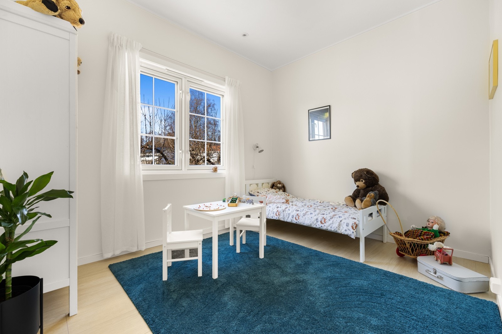 Soverom 3 er ca 8 kvm og har plass til seng, skap og skrivebord. Vindu mot nordvest. Galleribilde