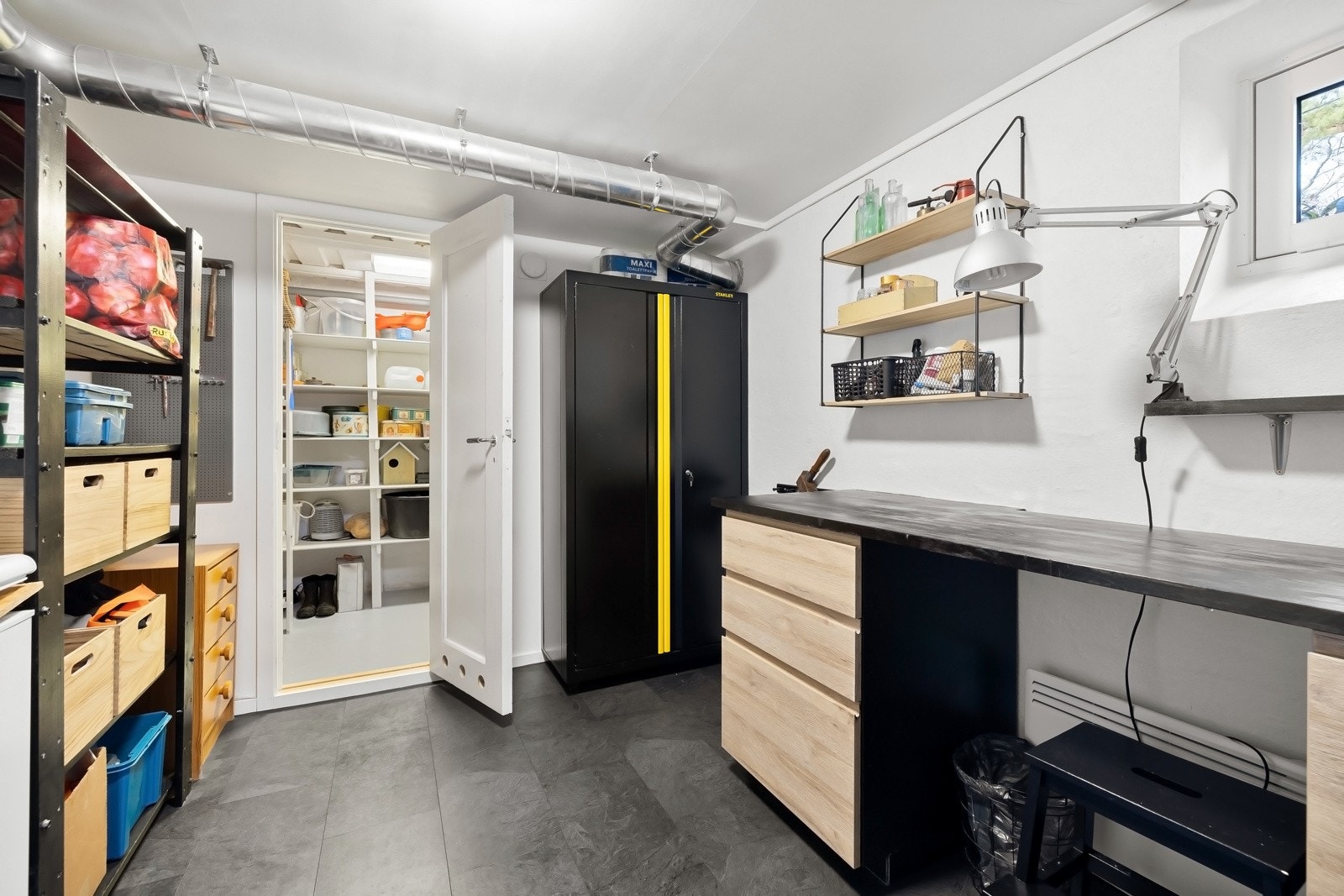 Stor arbeidsbod på ca 9 kvm med vindu og arbeidsbenk. Galleribilde