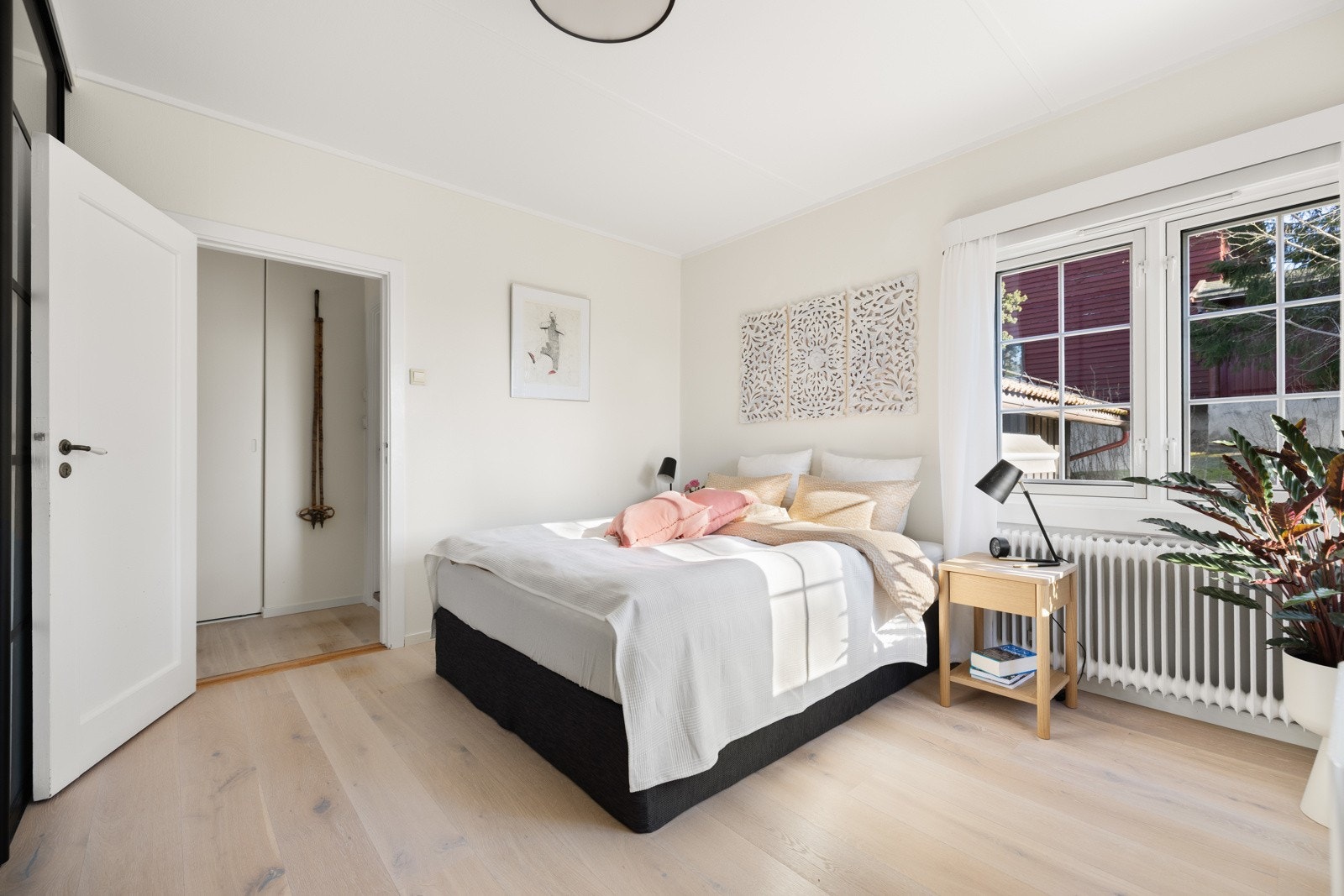 Hovedsoverom med enstavsparkett på gulv. Galleribilde