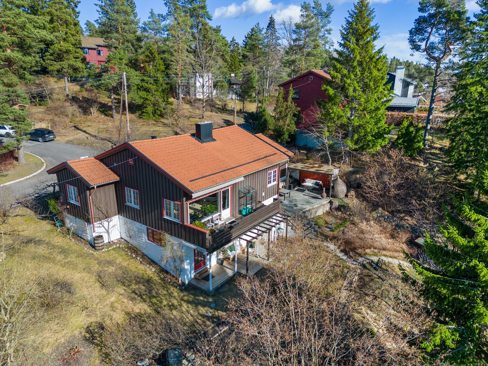 Huset ble bygget i 1939 over 2 etasjer + loft. Galleribilde