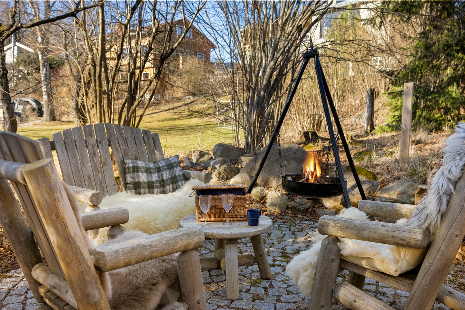 Eiendommen har usjenerte uteplasser og frodig hage med frukttrær, plen, naturtomt og flere terrasser. Galleribilde