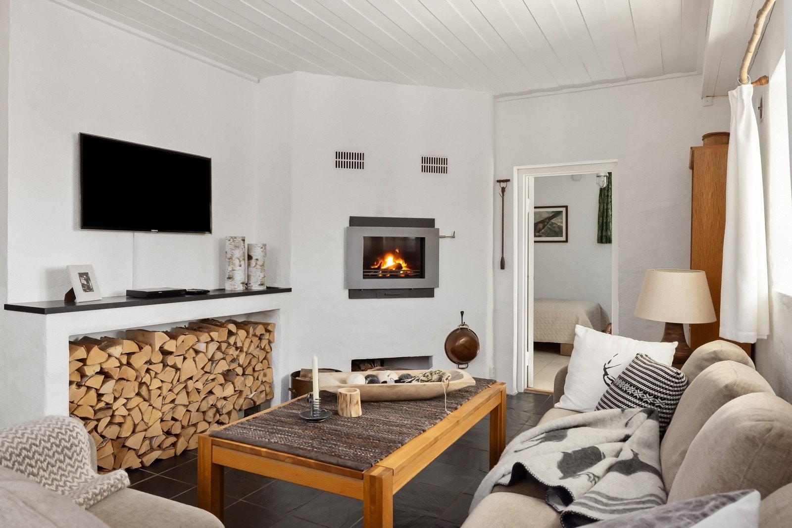 Stor, lys stue med direkte utgang til hage fra balkongdør med stort glassfelt (direkte trappefri adkomst). Stor vinduflate mot sydvest og nordvest. Det er god plass til spisegruppe og salong. Den moderne peisovn gir svært god oppvarming. Galleribilde