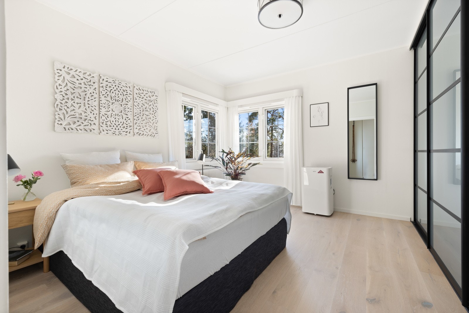 Hovedsoverommet er ca 15 kvm og har stor skyvedørsgarderobe på en hel vegg. Galleribilde