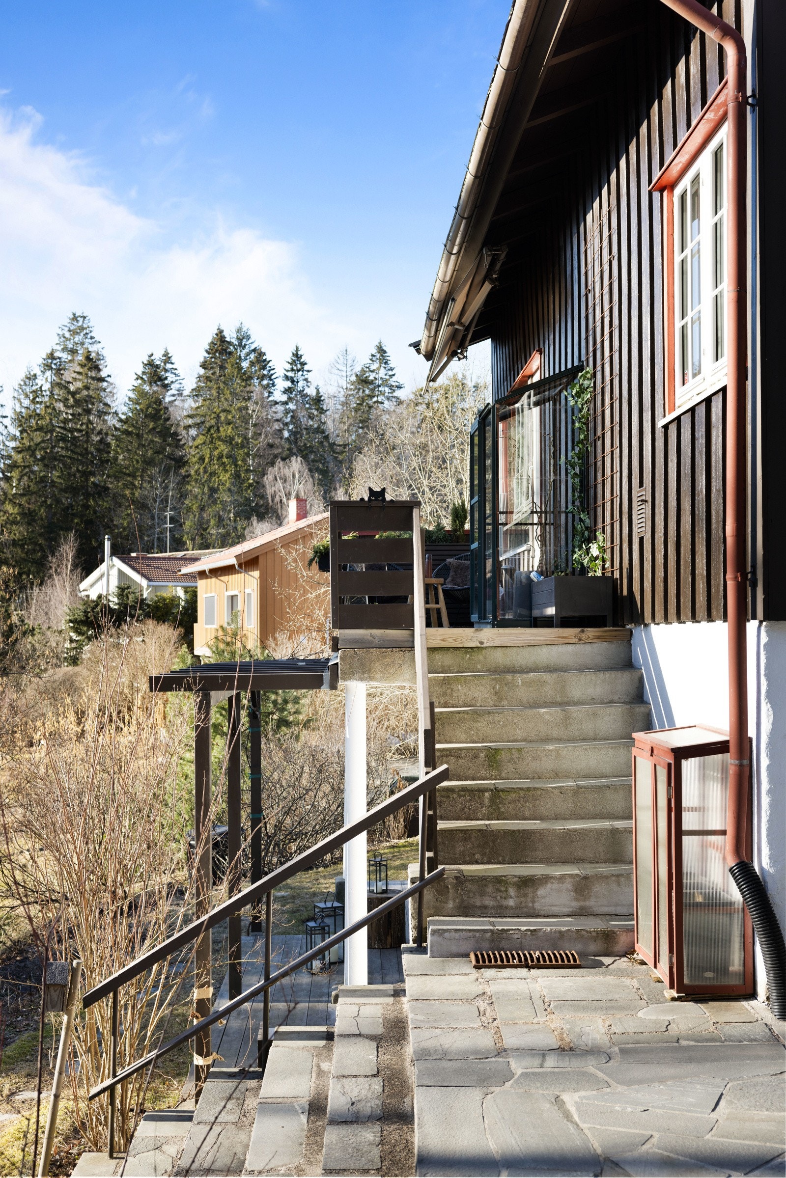 Terrasse utenfor stuen med trapp til hagen. Galleribilde
