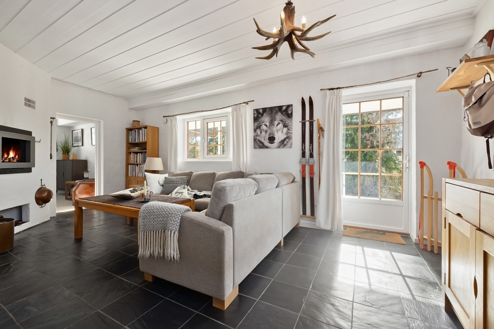 Boligens underetasje er på 88 kvm og har en takhøyde på 2,56 meter. Nåværende inndeling med hybeldel med egen inngang som p.t. gir kr 14.000 i skattefri leieinntekt, kan også brukes som stue slik bildene her viser. Galleribilde