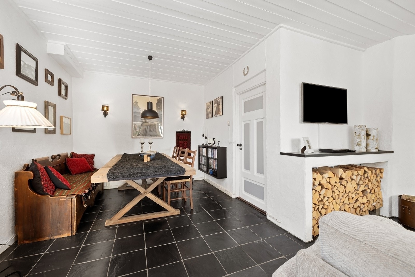 Det er p.t. etablert en sovealkove i deler av stuen (med dør inn til hoveddelens gang). Halvveggen mellom hybelalkove og resten av stuen er kun limt, og lett å ta ned. Galleribilde