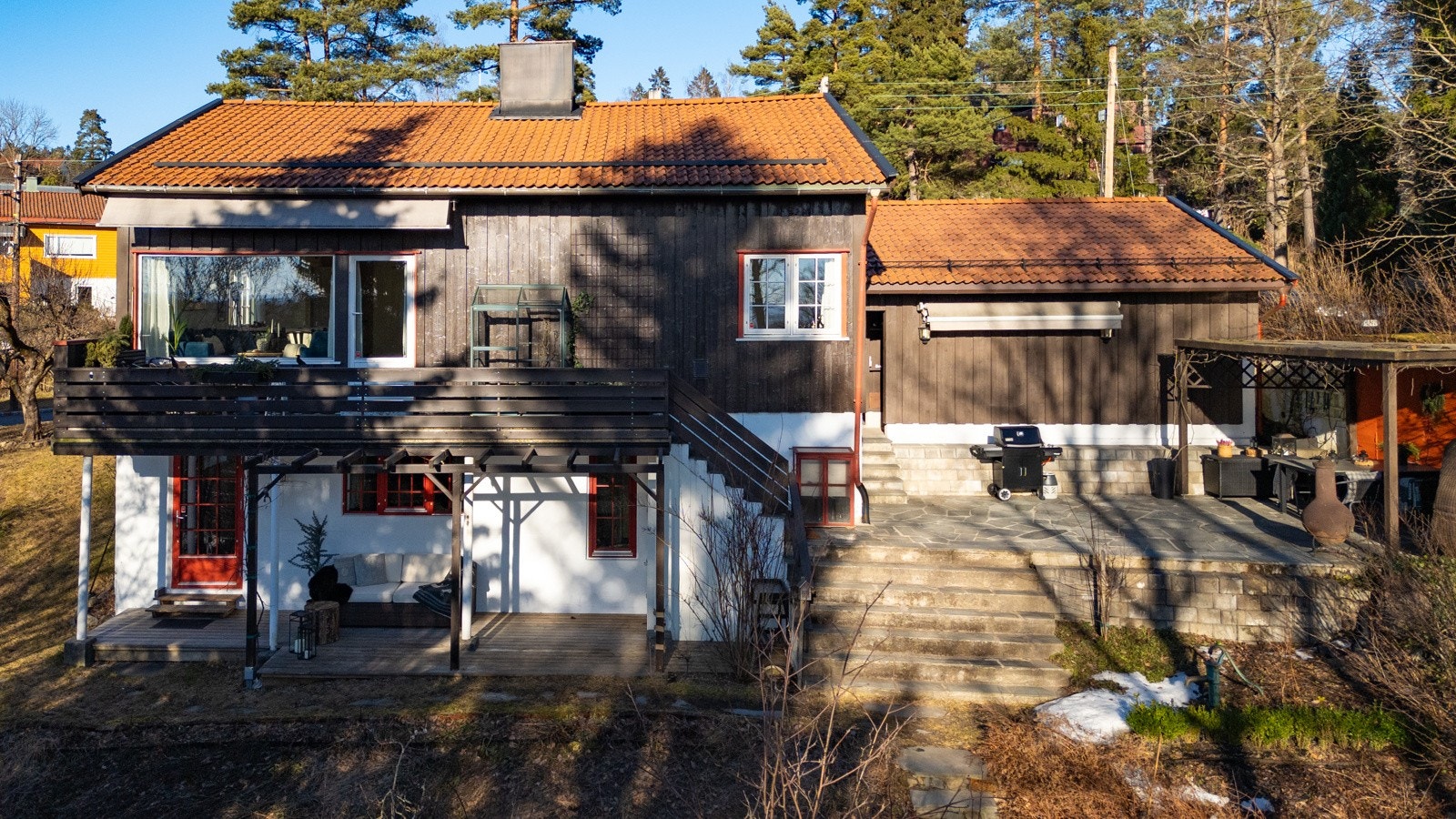 Vedlikehold: Nytt yttertak (2001), nye vinduer (2002/2010), nye vann- og avløsrør fra bolig til offenlig nett (2003), bergvarmeanlegg (2008), alle bad nye (2010/2024), ny kjøkkeninnredning (2024), nye ildsteder (2011/2012) Galleribilde