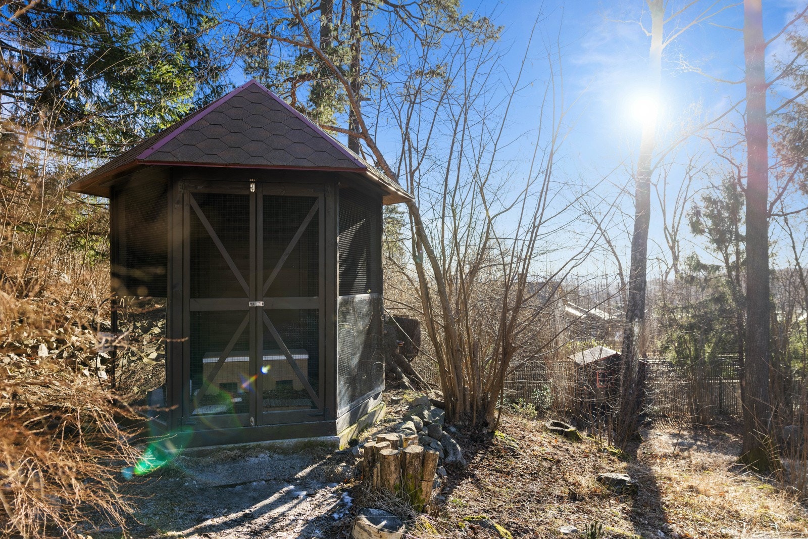 Hagebilde. I bakgrunnen av vaktelhuset ser man også at det er bygget en vedbod/redskapsbod nederst i hagen. Galleribilde
