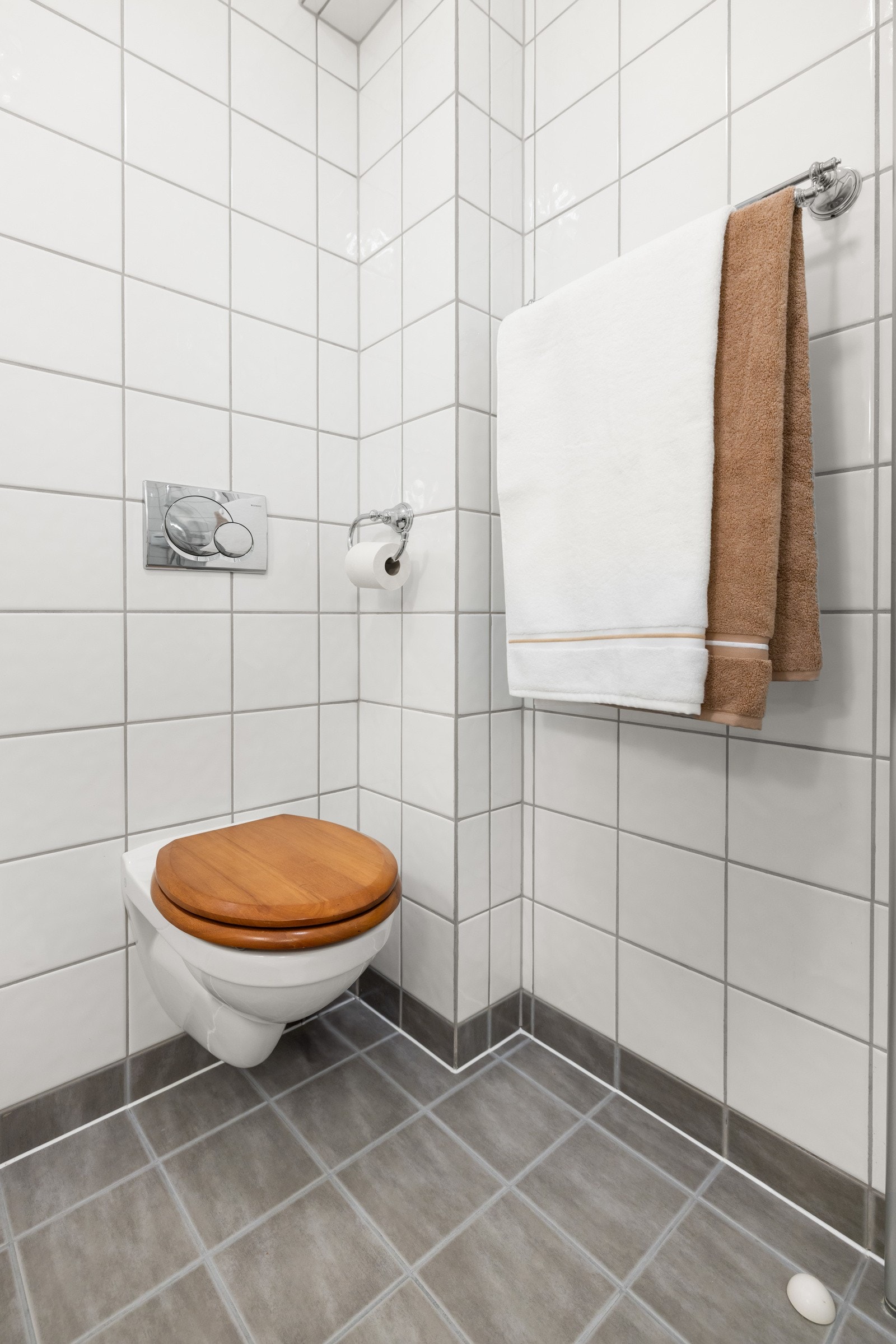 Veggmontert toalett på bad i 1.etasje. Galleribilde