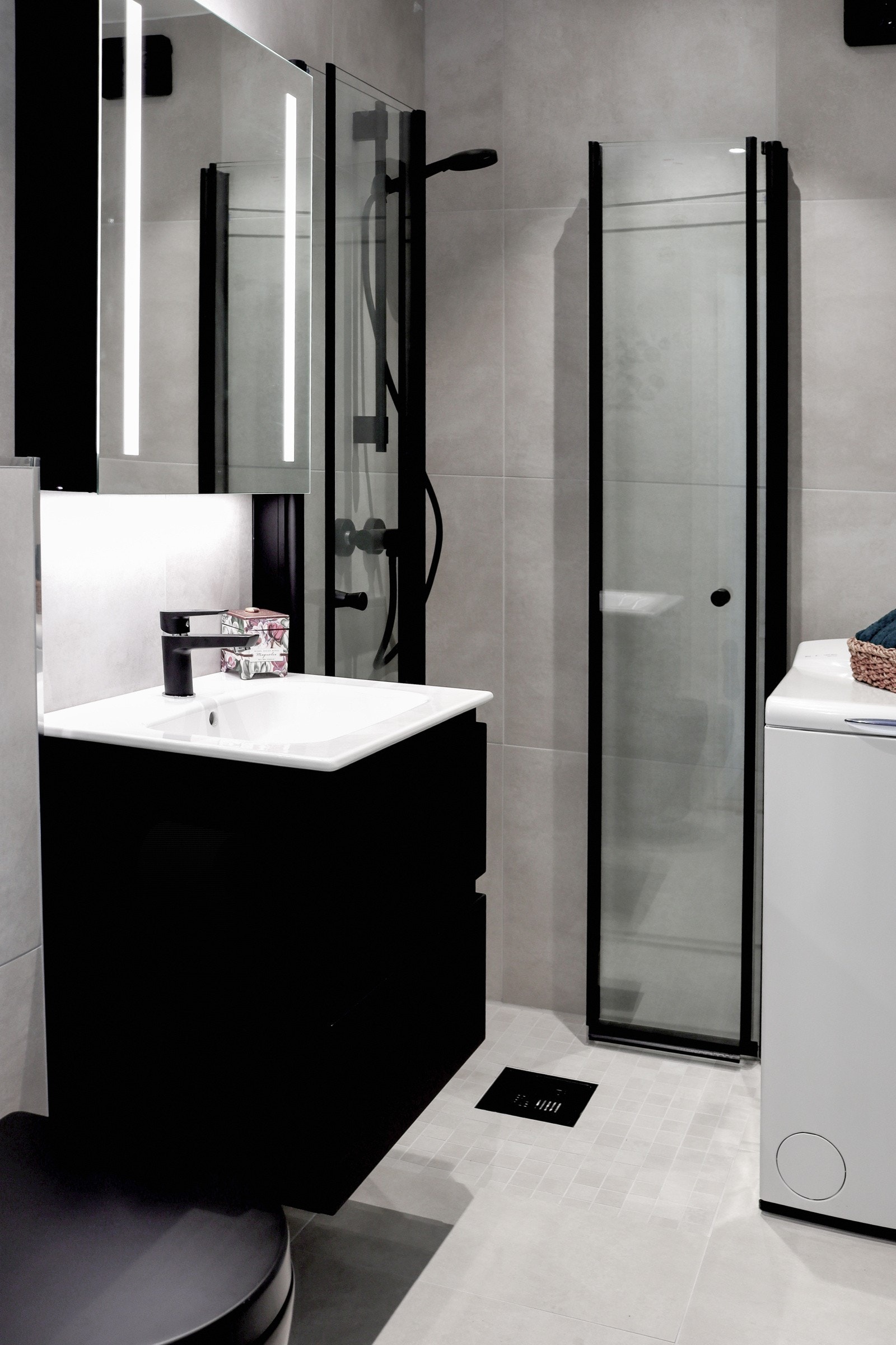 Dusj med foldbare dører. Vegghengt toalett. Opplegg for vaskemaskin. Galleribilde