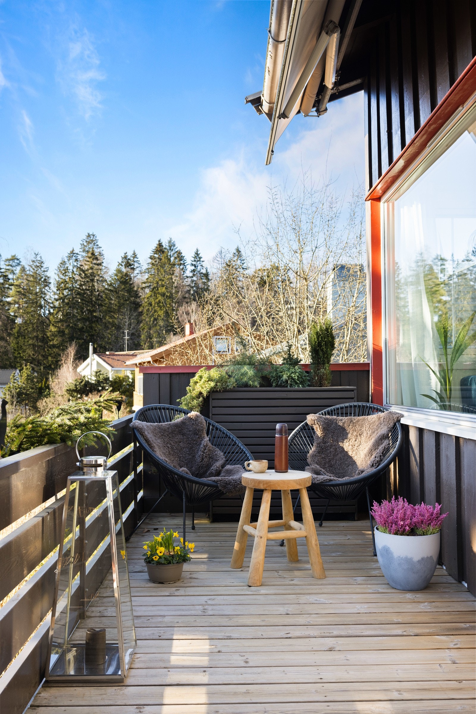 Sol på terrassen utenfor stuen ca kl 11-21 på sommerstid. Galleribilde