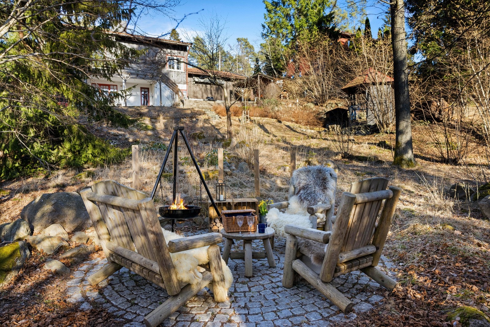 Stor syd/vestvendt tomt. Pent opparbeidet med plen, frukttrær, beplantning, engblomster, og utepeis. Hagen har mange uteplasser og sosiale soner. Store deler av tomten er naturtomt. På tomten er det anlagt vedbod og uthus for vaktler. Galleribilde