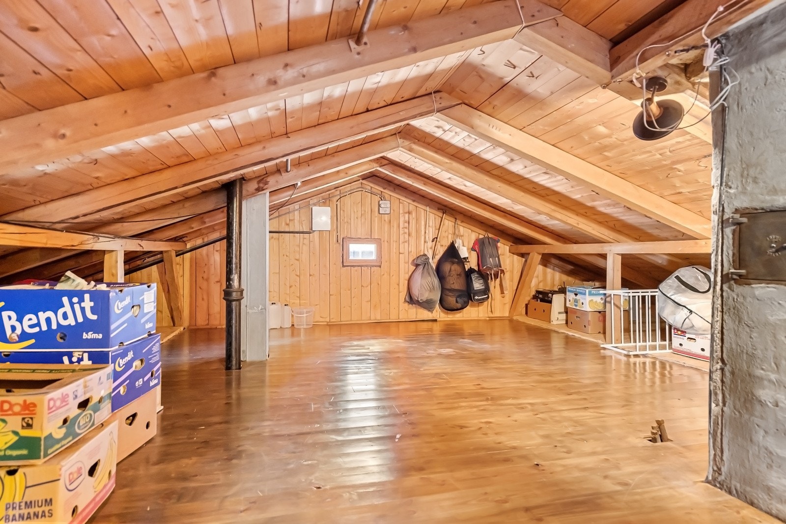 Stort kaldloft med god lagringsplass og gulv på hele flaten. Loftet er isolert mot underliggende etasje. Galleribilde