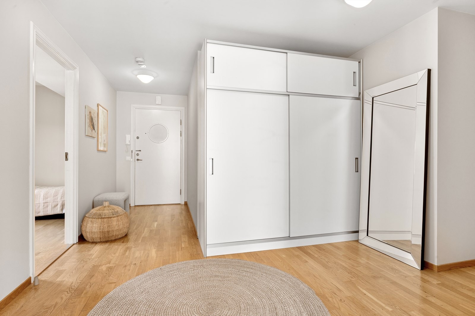 Romslig gang med god plass til garderobeskap Galleribilde