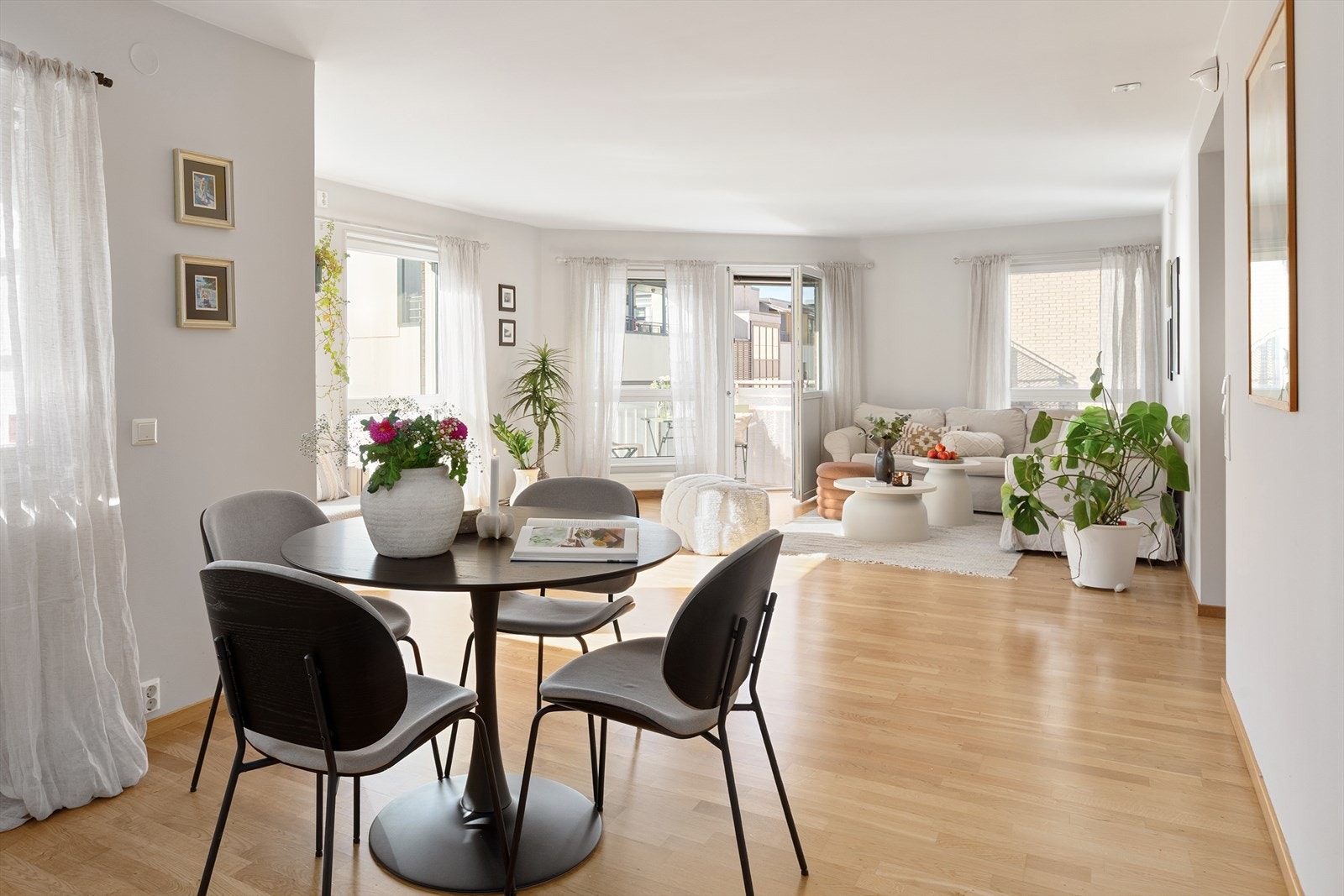 De store vindusflatene bidrar til godt med naturlig lys i oppholdsrommet Galleribilde