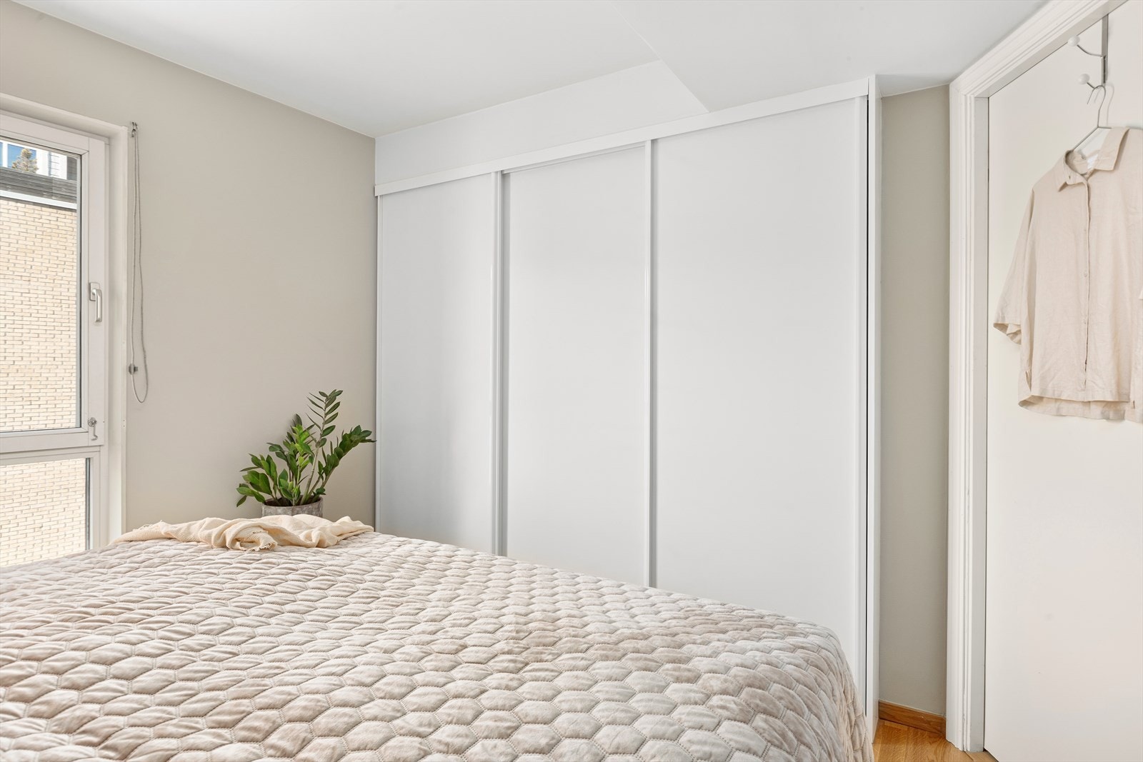 Praktisk skyvedørsgarderobe Galleribilde