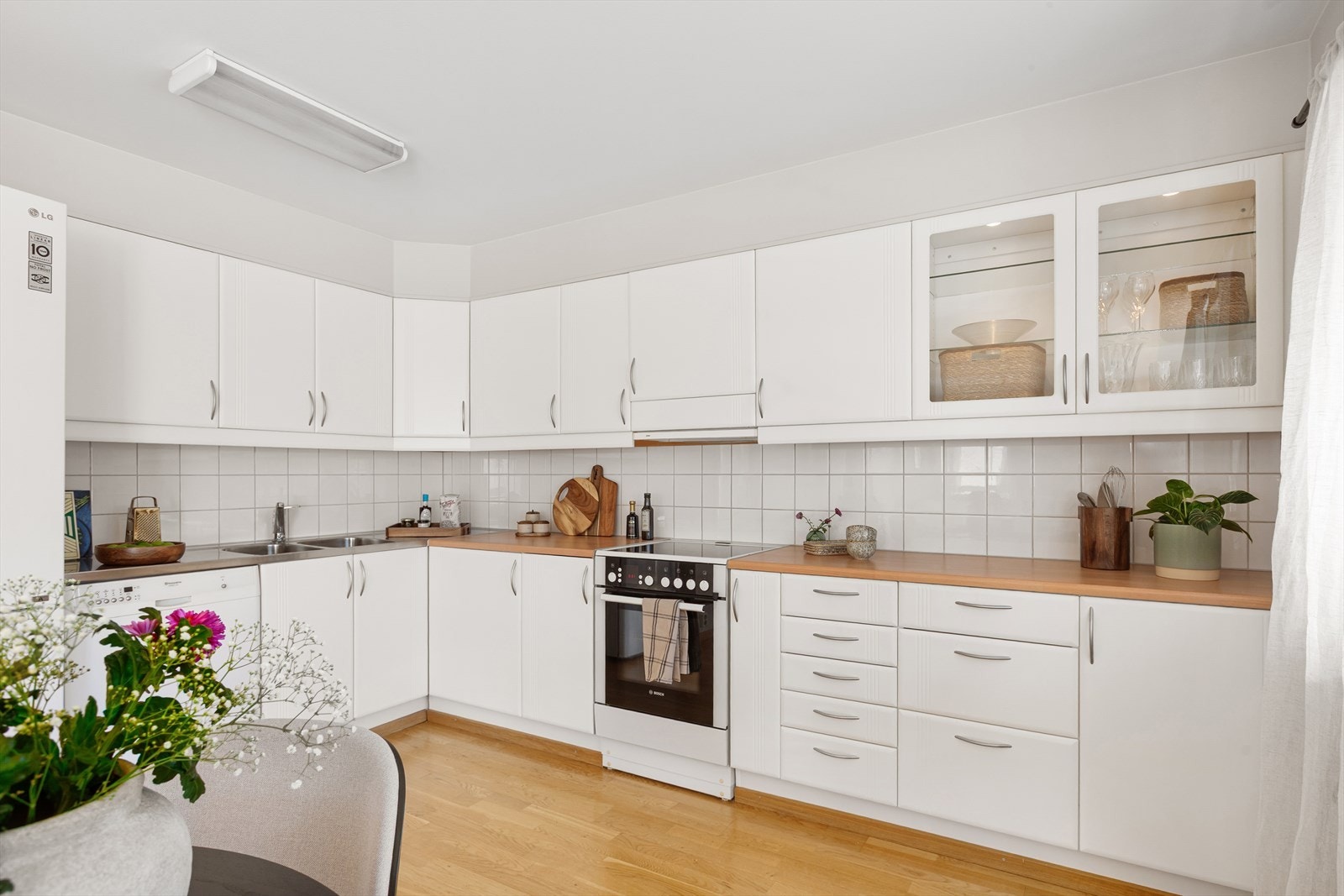 Kjøkkenet er utstyrt med hvitevarer som kjøl/fryseskap, oppvaskmaskin og komfyr Galleribilde