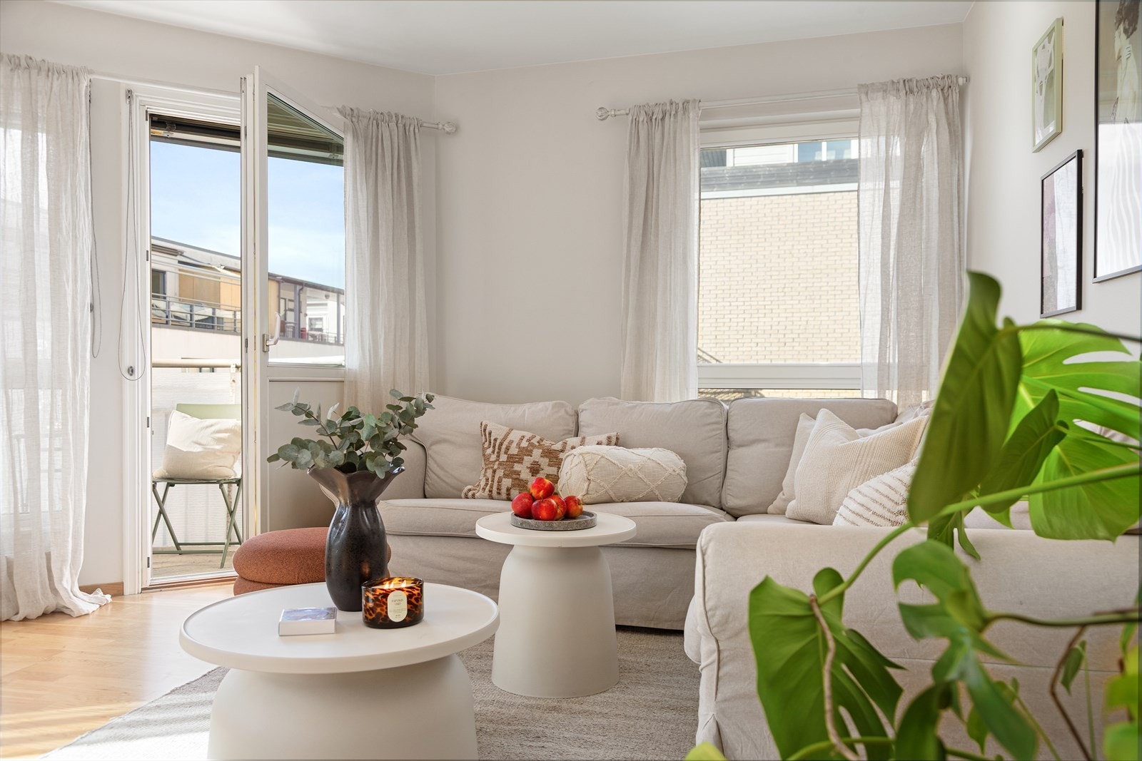 Stuen kan enkelt innredes med sofagruppe og tilhørende tv-møblement Galleribilde