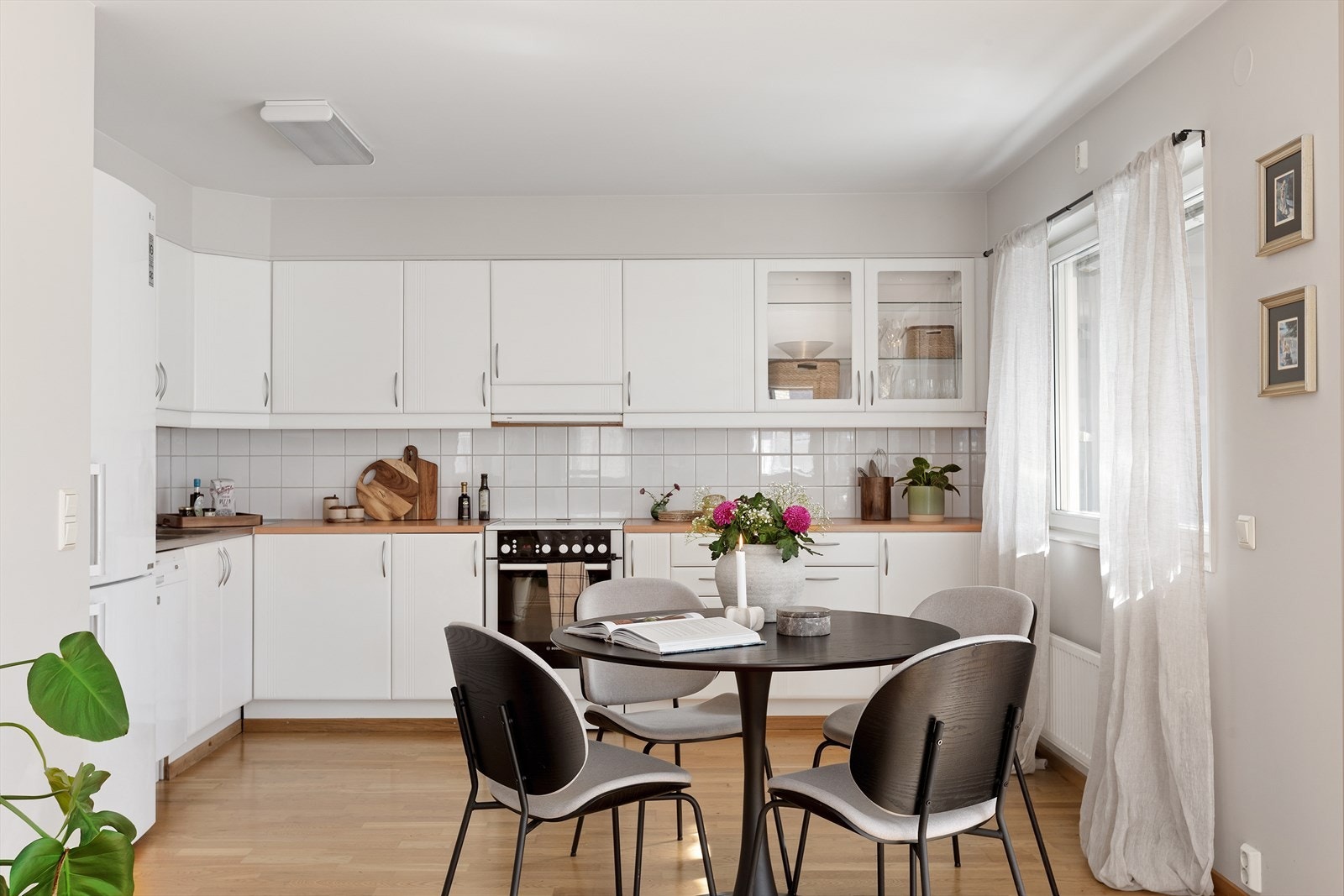 Pent kjøkken med glatte fronter og benkeplate av laminat og stålplate Galleribilde