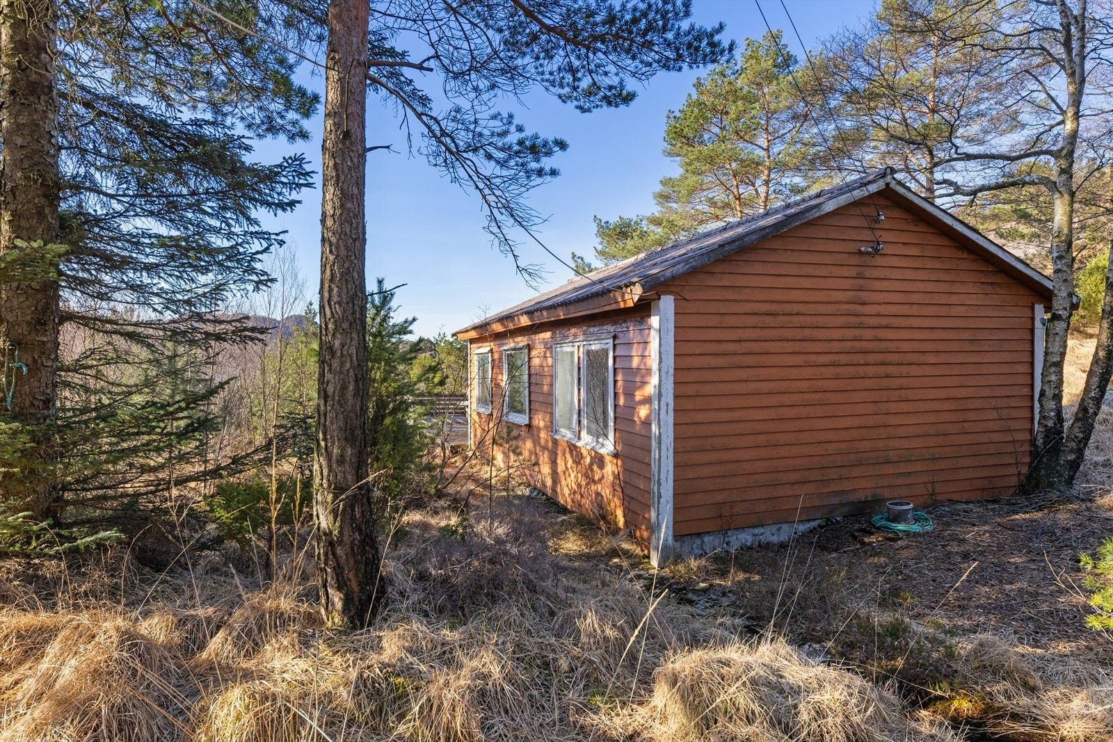 Hytta er preget av alder og trenger oppussing. Her har du muligheten til å sette ditt eget preg og skape din drømmehytte! Galleribilde