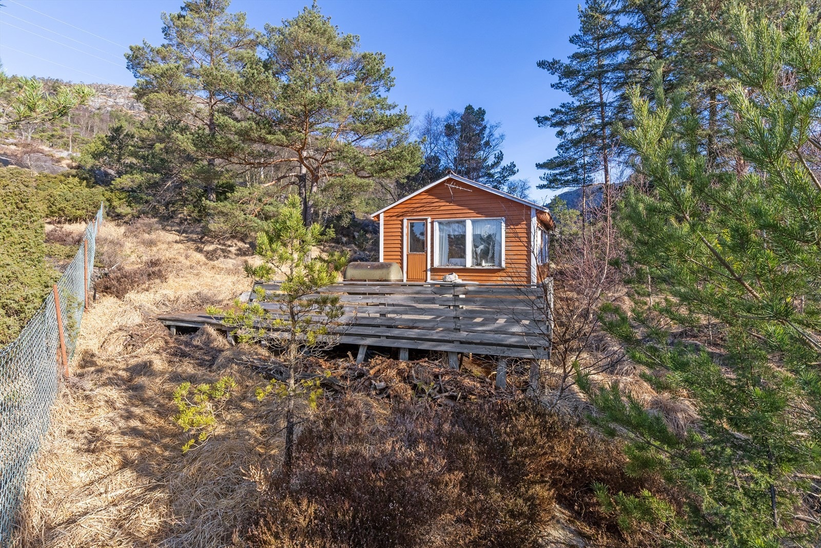 Fritidsboligen er omgitt av vakre skoger, innsjøer og turstier som gir uendelige muligheter for friluftsaktiviteter. Galleribilde