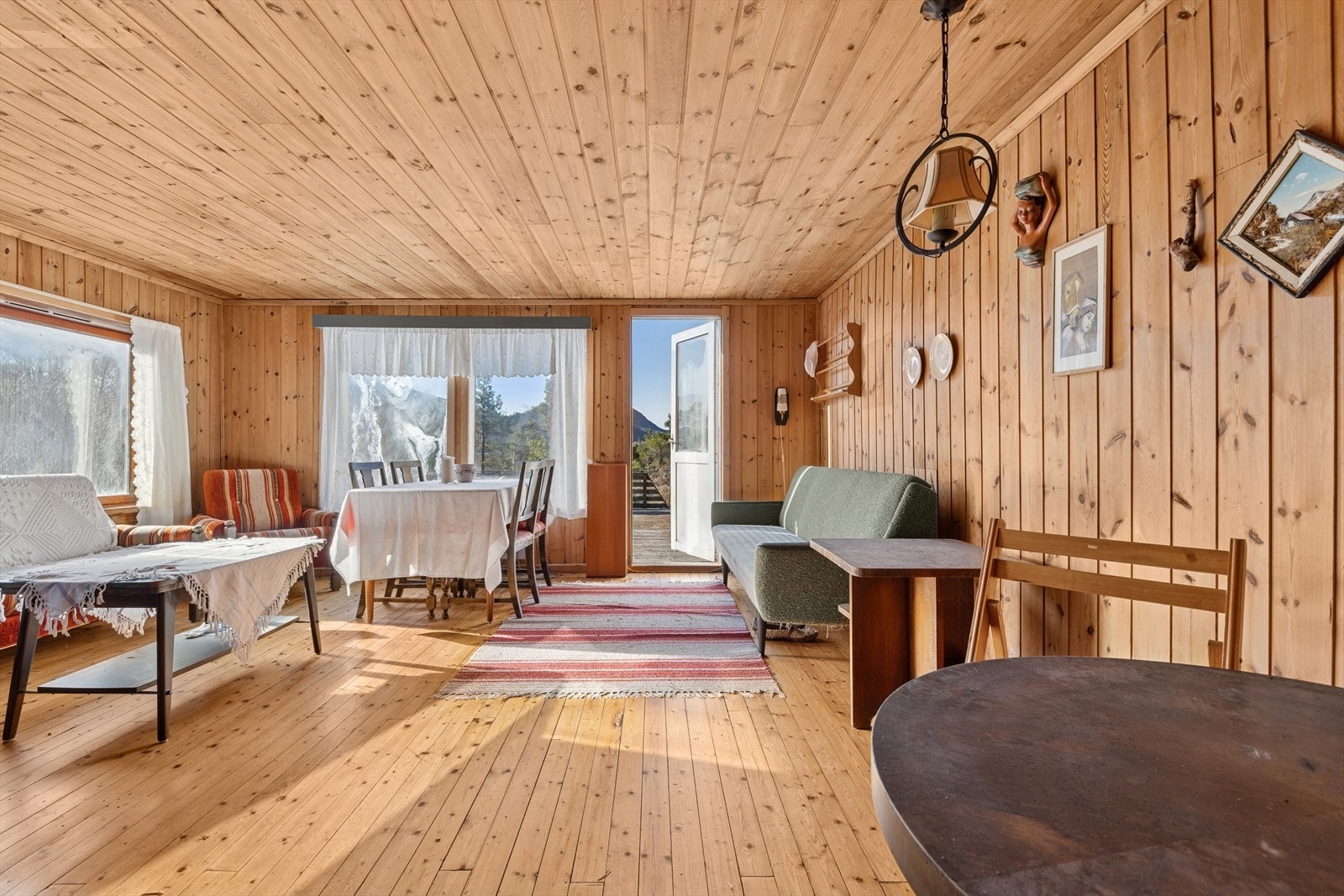 Arealeffektiv planløsning med en koselig stueavdeling med utgang til terrasse. Galleribilde