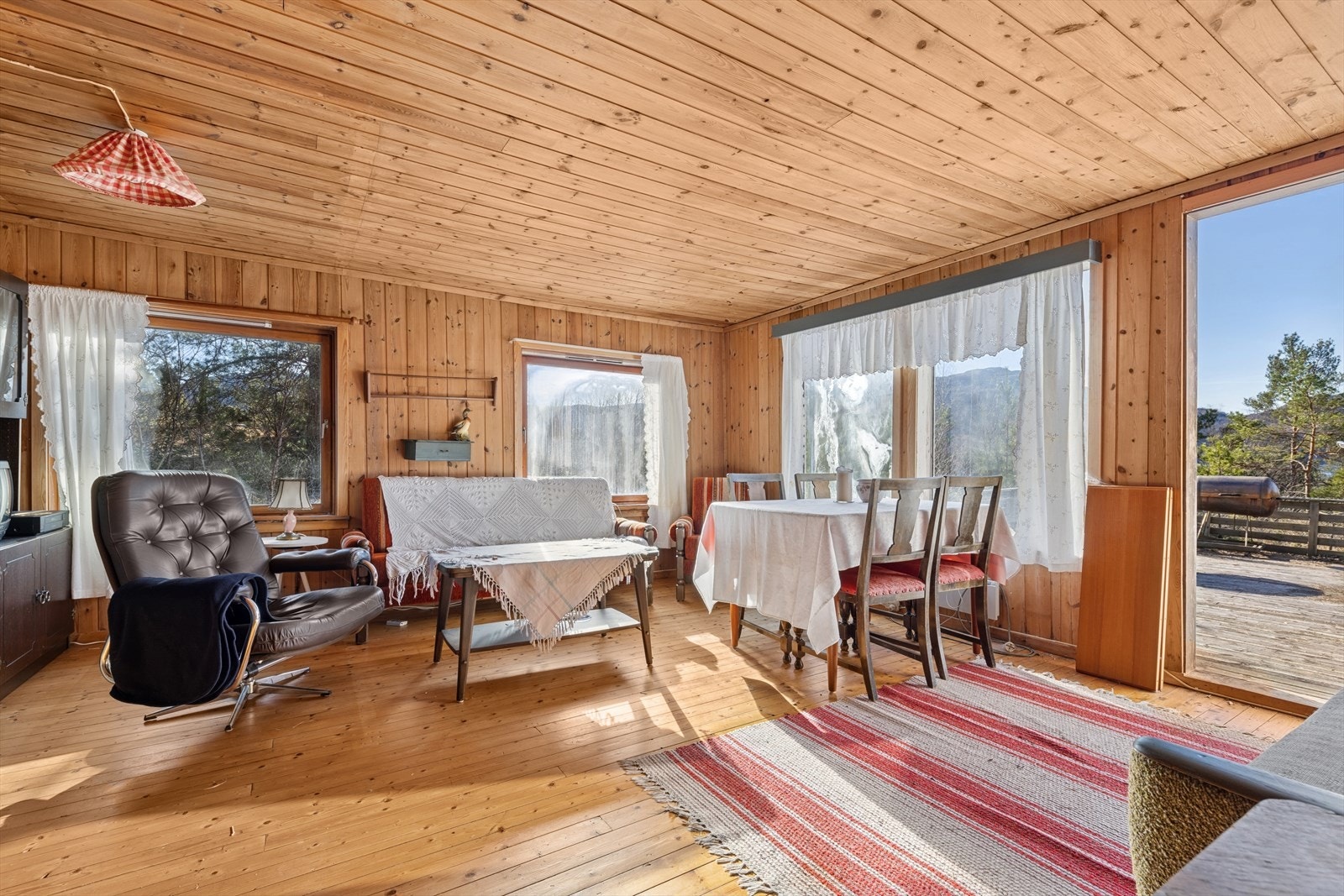 Fra stua er det utgang til en solrik terrasse på ca. 42 kvm. Galleribilde