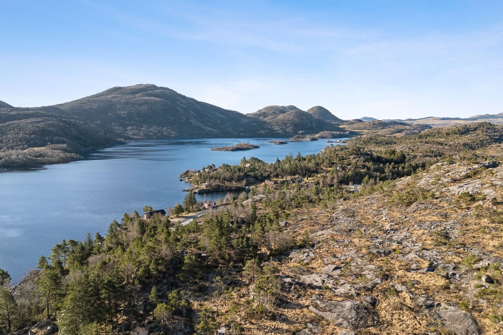 Lutsivatnet er et populært sted for bading og kajakkpadling, og de omkringliggende skogene er perfekte for en avslappende dag ute. Galleribilde