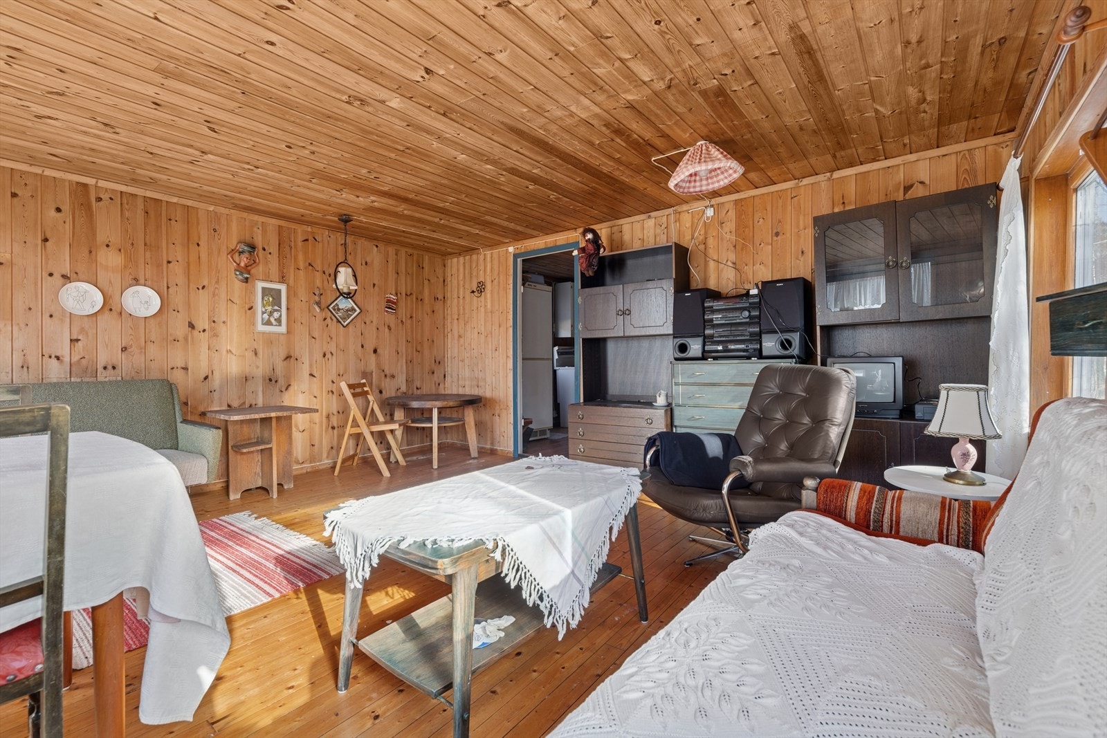 Hytta har en enkel hyttestandard, men har innlagt strøm. Galleribilde