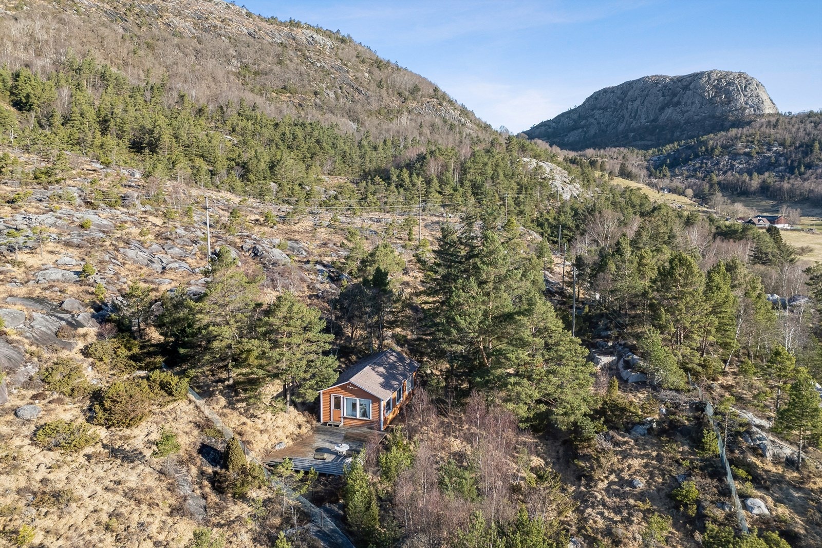 Sjarmerende hytte fra 60-tallet, med stor tomt og nydelig utsikt. Galleribilde