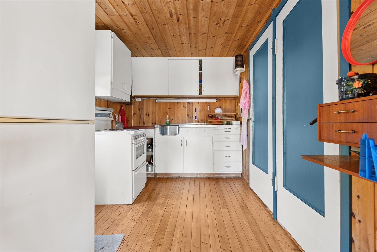 Kjøkkenet har komfyr og frittstående kjøleskap som medfølger. Det gjøres oppmerksom på at det ikke er noen ventilering fra kjøkken. Galleribilde