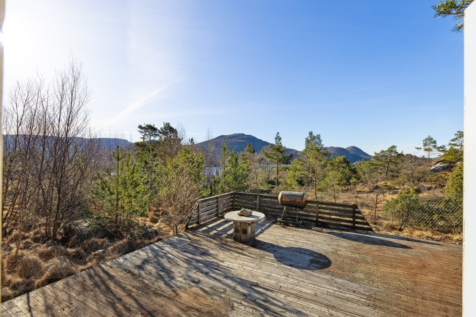 Fra stuen er det utgang til en stor terrasse på ca. 42 kvm., hvor du kan nyte gode solforhold og den flotte utsikten. Galleribilde