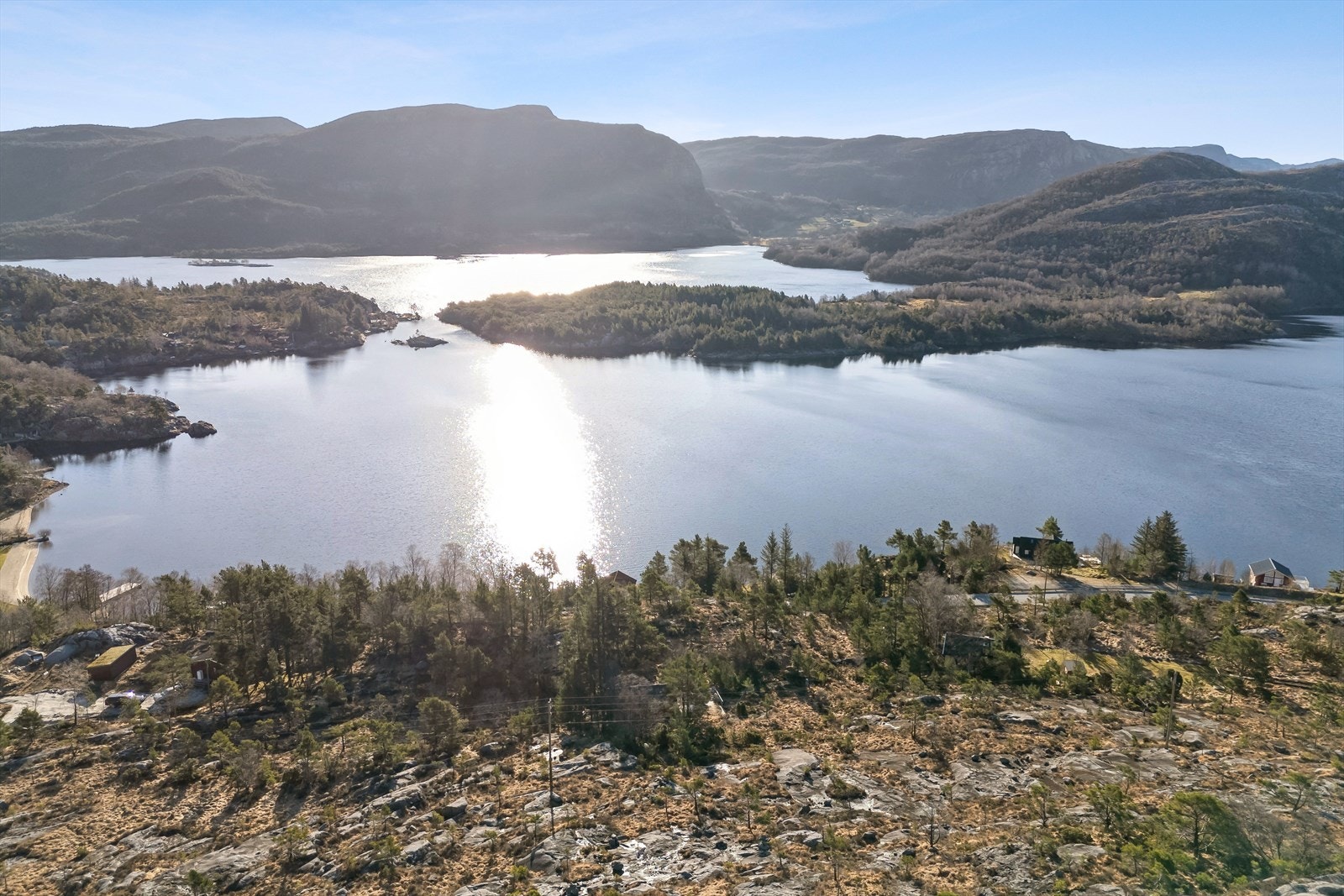 Eiendommen ligger usjenert til i naturskjønne omgivelser med flotte tur- og friluftsområder i umiddelbar nærhet, samt kort vei til fjorden. Galleribilde