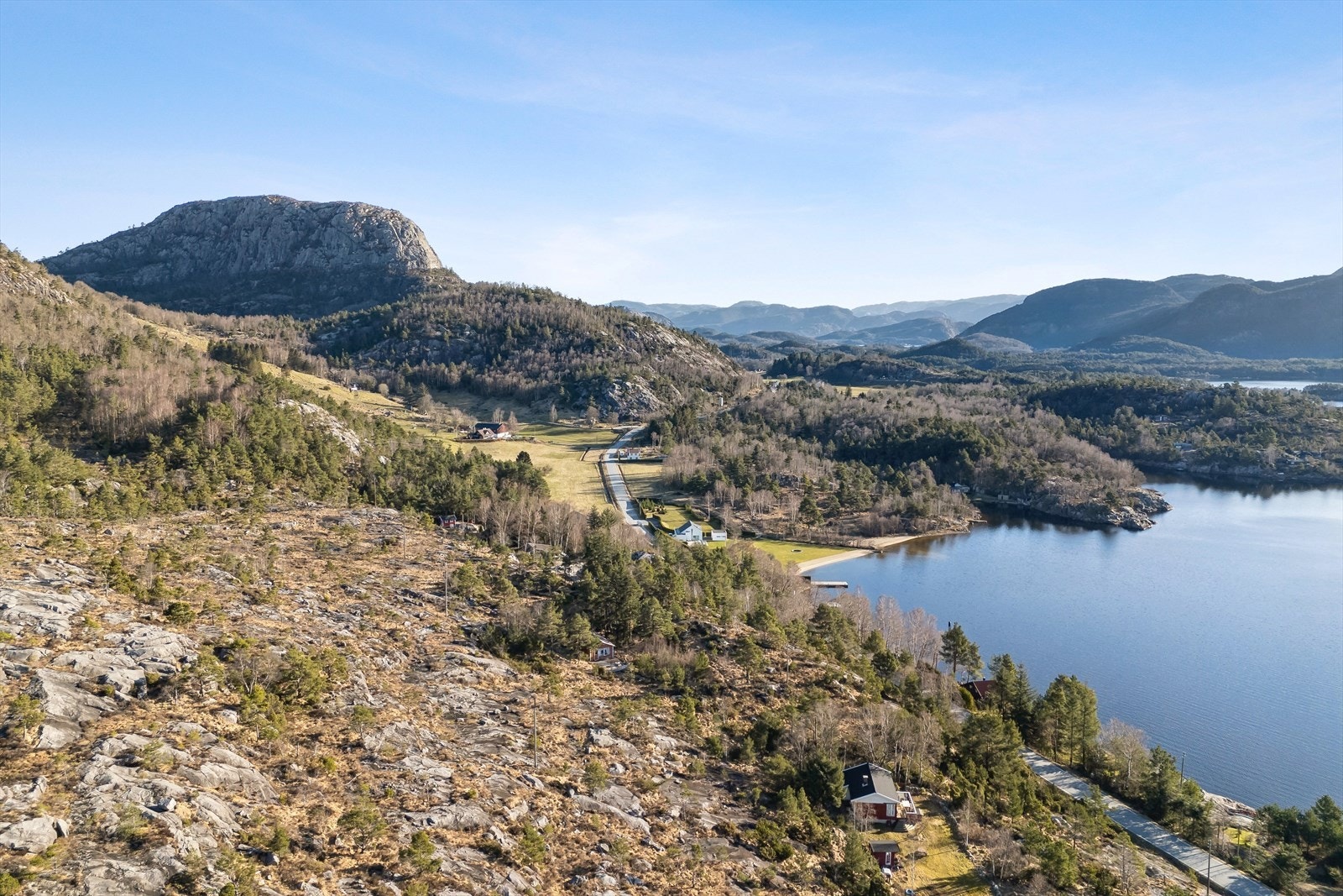Her er det gode muligheter for kajakk, kano, tur og rekreasjon! Fra hytta er det i tillegg kort vei til nærmeste bussholdeplass. Galleribilde