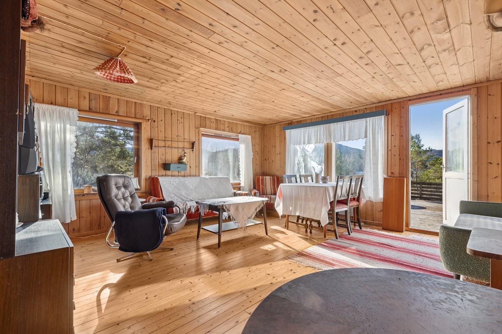 Oppholdsrommet blir et naturlig, sosialt samlingspunkt i hytta, hvor det flotte og grønne utsynet skaper en luftig og fin atmosfære i rommet. Galleribilde