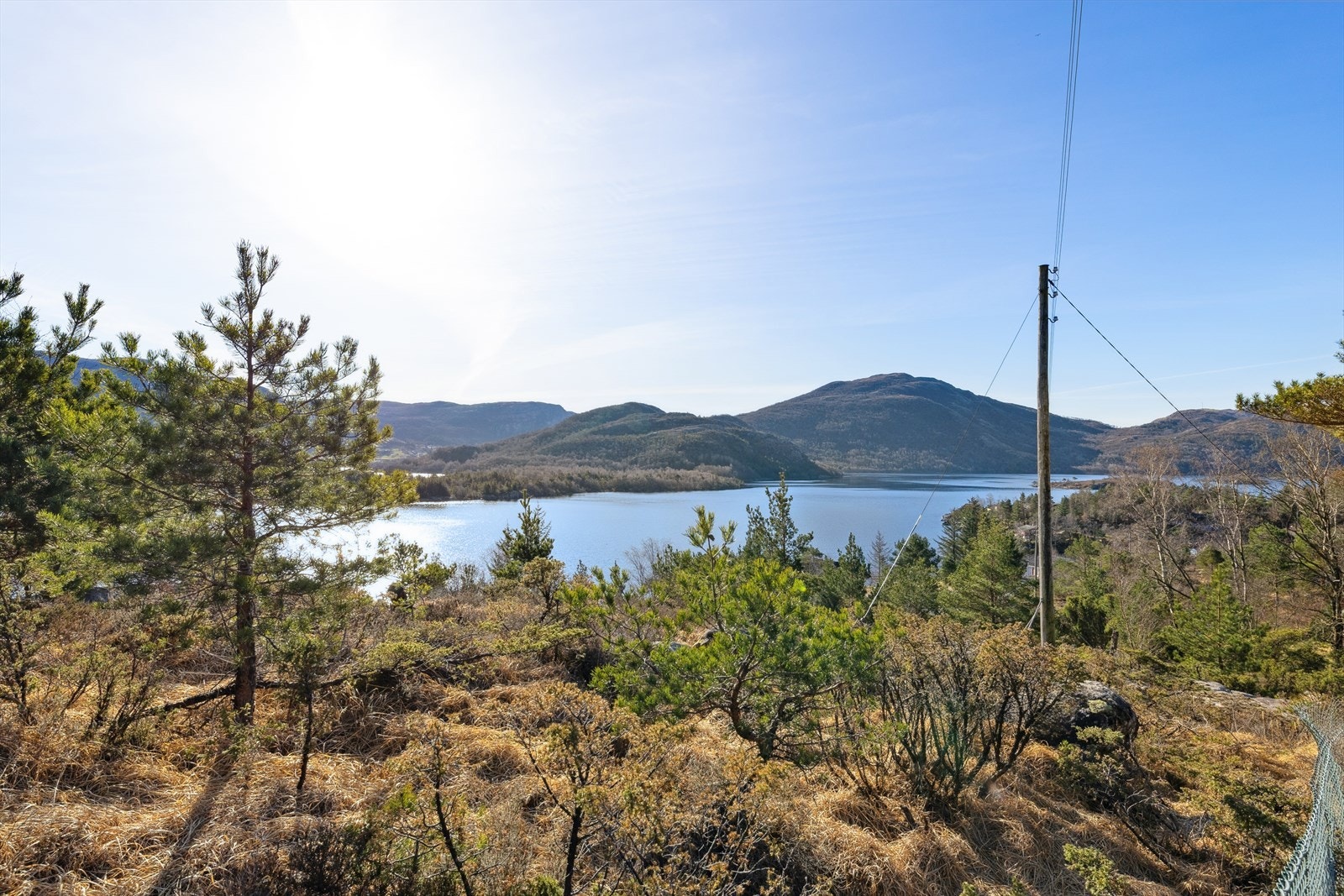 Hytta ligger på nordsiden av Stora-vatnet som er en del av Lutsivatnet. Her er det enkel tilgang til vakre kystområder og friluftsliv. Galleribilde