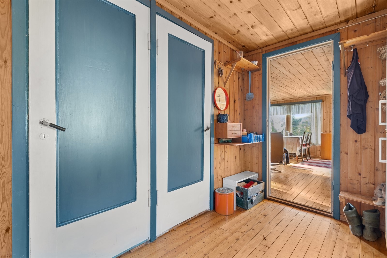 Inngang til hytta via kjøkkenet, med plass til oppheng av ytterklær. Galleribilde