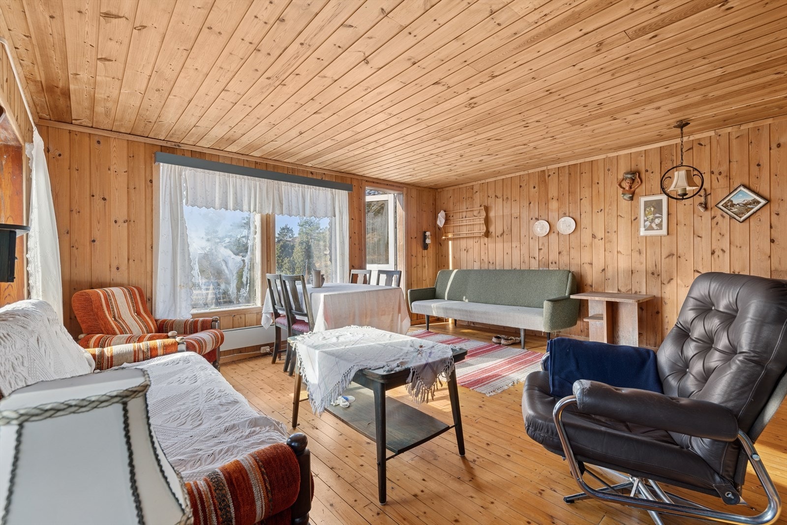 I stua er det god plass til både stor sofa- og spisegruppe. Galleribilde