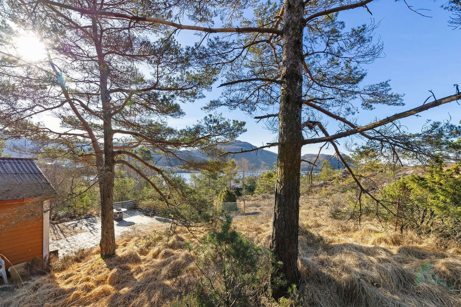 Fra eiendommen er det nydelig utsikt mot fjorden. Galleribilde