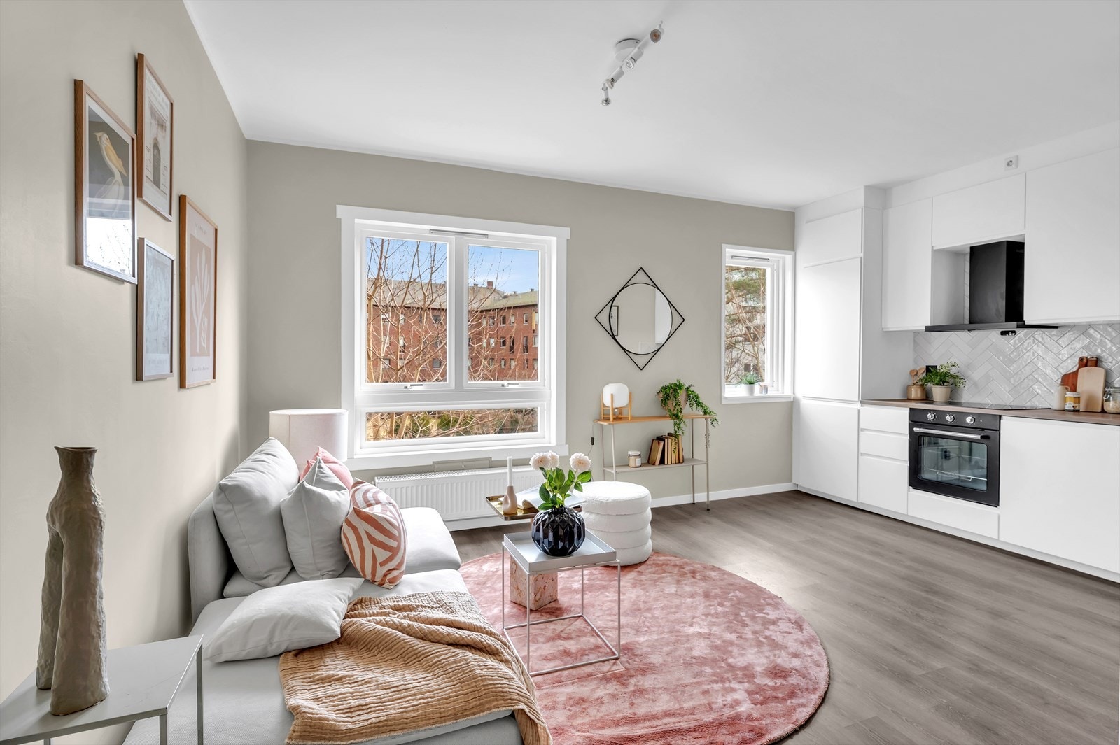 Leiligheten har en åpen stue- og kjøkkenløsning. Galleribilde