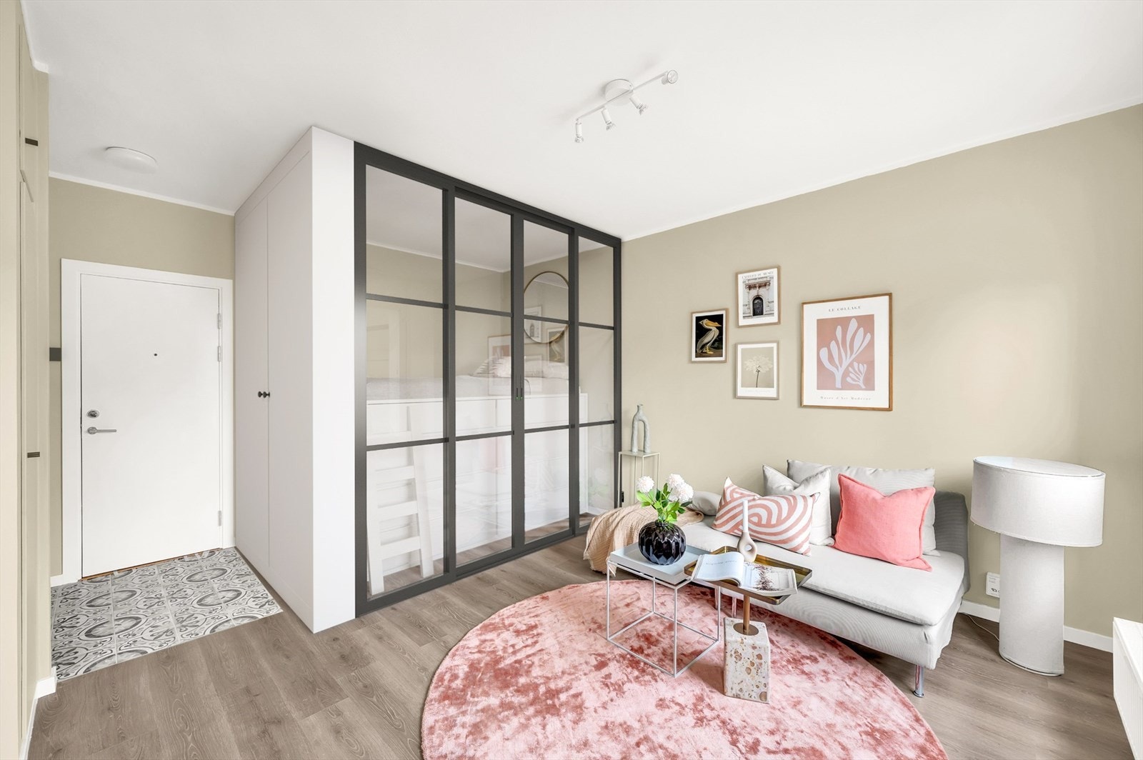 Bilde illustrerer hvordan det kan gjøres for å få en fin alkoveløsning, med dør som adskiller alkoven fra stuen. Denne løsningen har blitt gjort av andre. Galleribilde