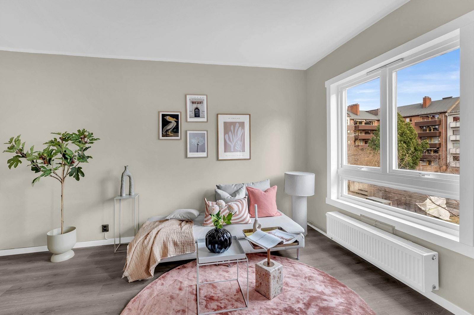 Leiligheten er malt i delikate og tidsriktige farger. Galleribilde