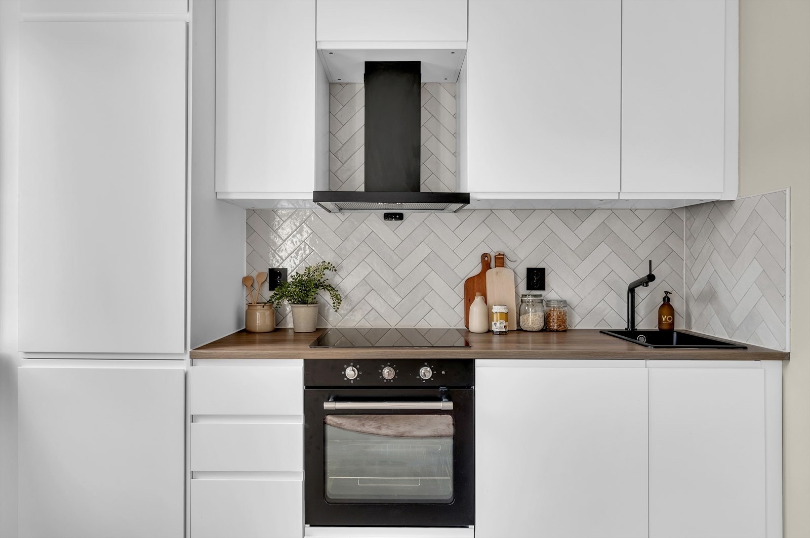 Av hvitevarer er det integrert kjøl/fryseskap, oppvaskmaskin, platetopp og stekeovn. Kjøkkenventilator med kullfilter. Galleribilde