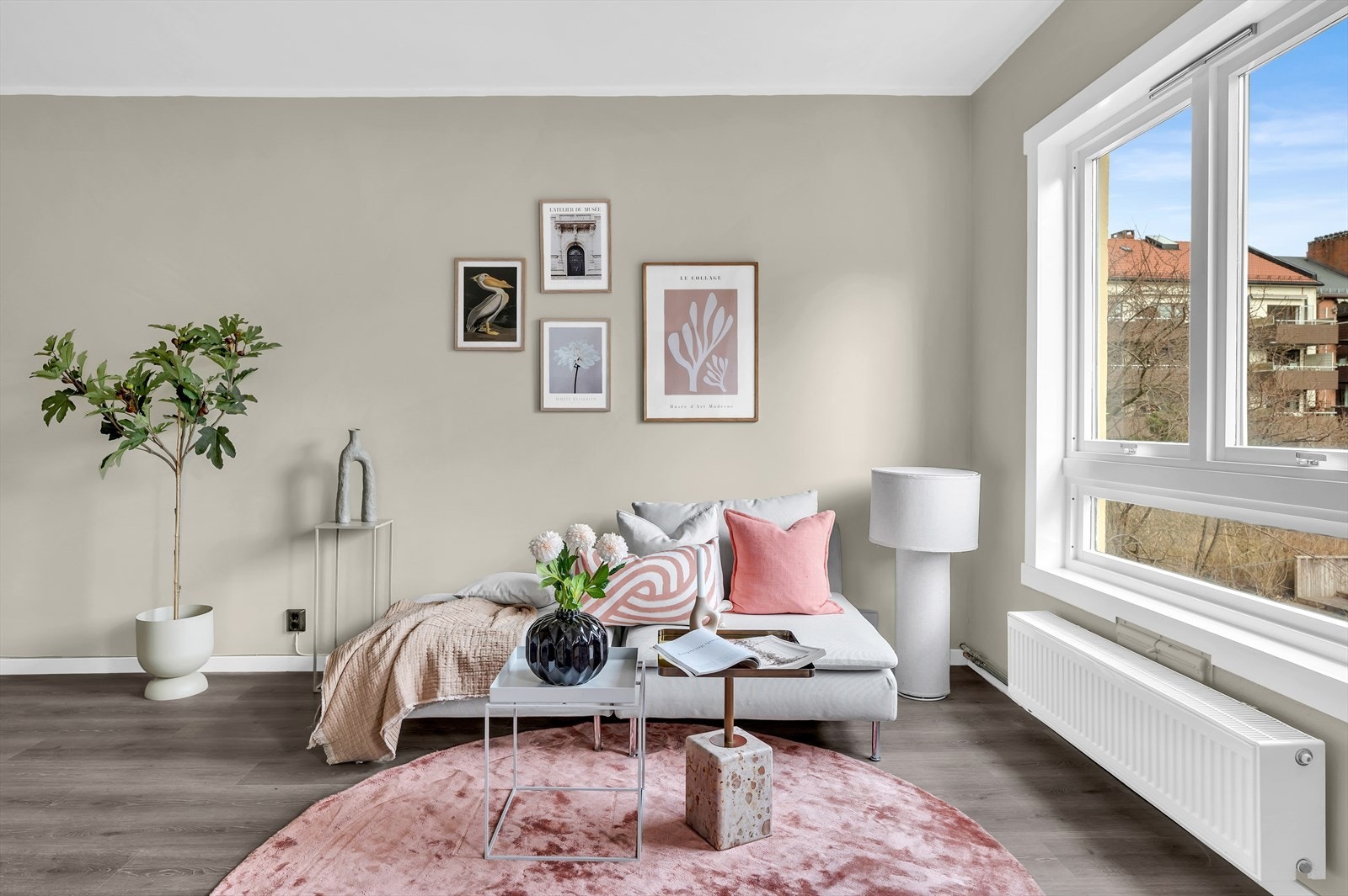 I stuen er det plass til sofaseksjon eller eventuell seng med tilhørende møblement, spisebord og garderobeløsning. Galleribilde