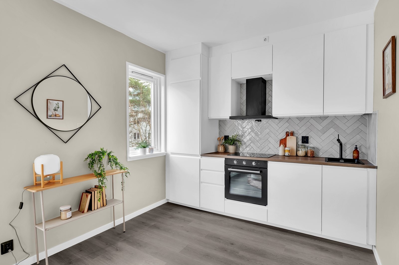 Kjøkkenet har innredning med glatte fronter og laminat benkeplate med nedfelt vaskekum. Galleribilde