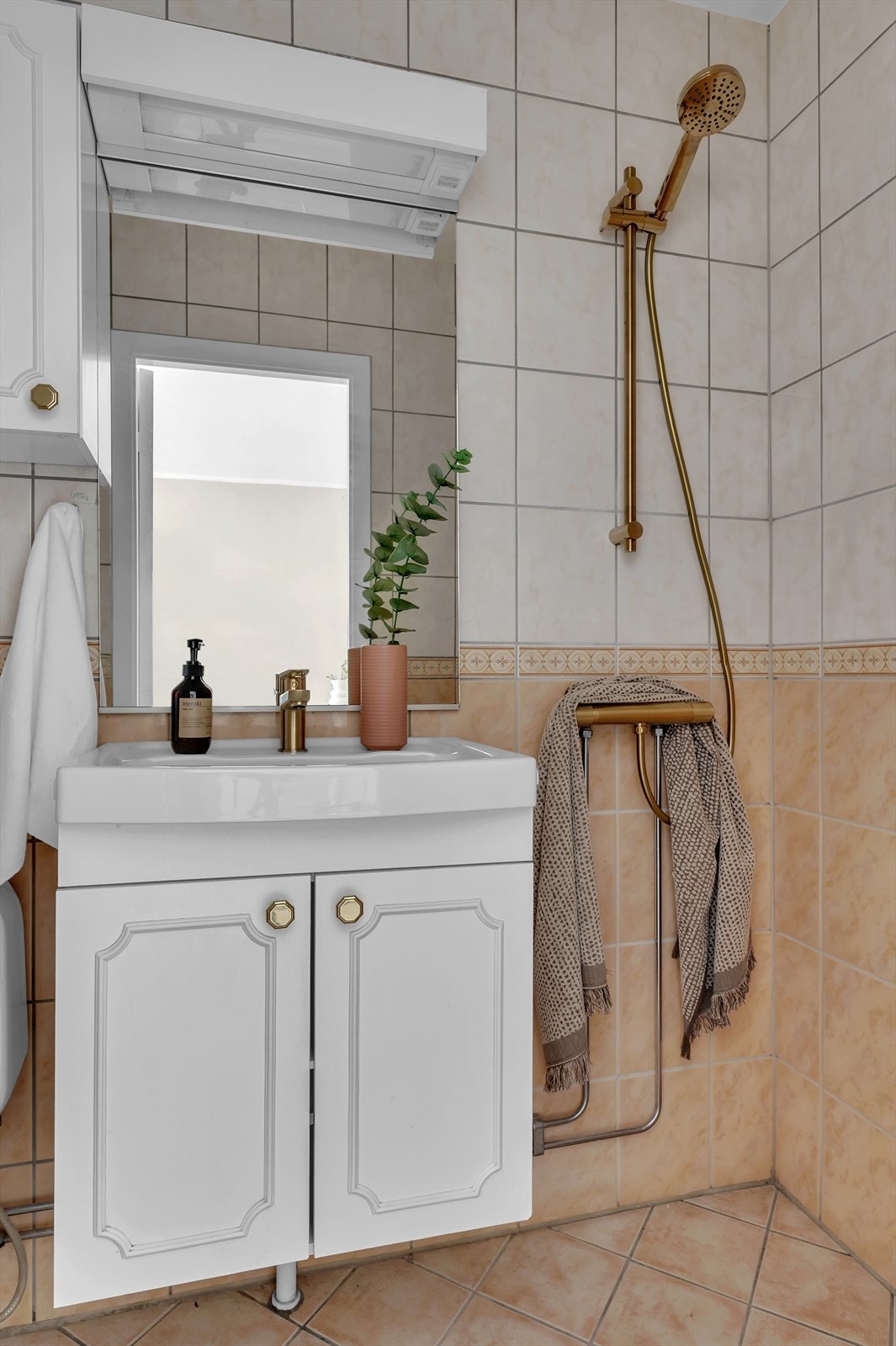 Flislagt baderom med varme i gulvet. Galleribilde