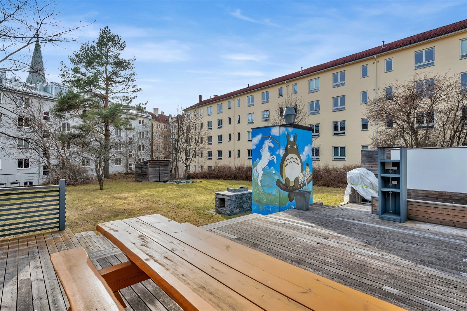 Stor og hyggelig bakgård med plen og sosiale soner. Galleribilde