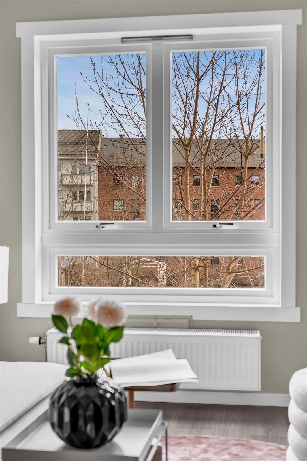 Store vindusflater som gir rikelig med luft og lys. Galleribilde